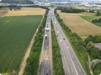 Rauschenbächlein tritt über die Ufer und überflutet Teile der Autobahn